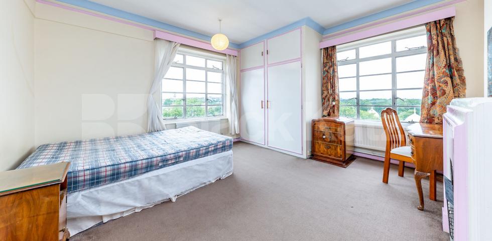 			LARGE 3 / 4 BED! , 4 Bedroom, 1 bath, 1 reception Flat			 Park Road, BAKER STREET